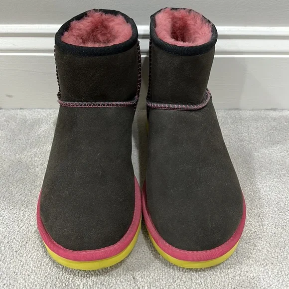 UGG Australia Booties RARE COLOR - Picture 3 of 4